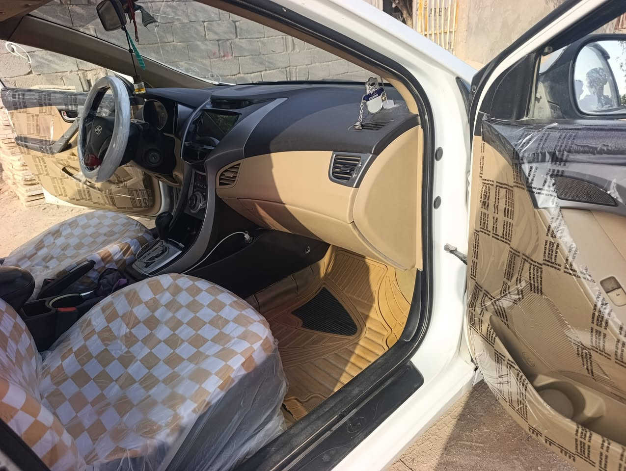 السلام عليكم الانترا للبيع موديل 2012
رقم اربيل السعر 97وبيها مجال مكان السياره نجف الاشرف 
للاستفسار اتصل ***********
