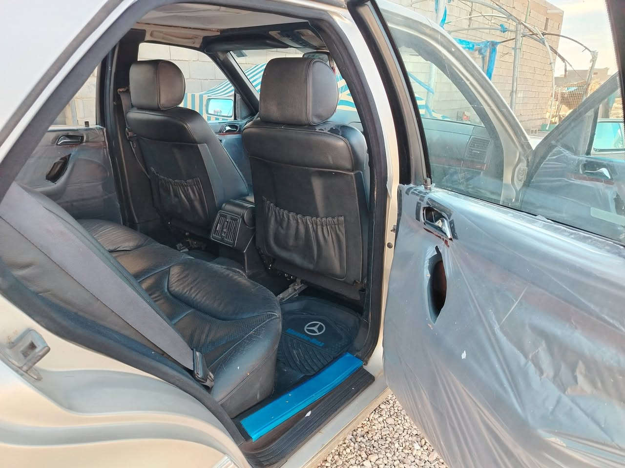 مارسدس شبح للبيع باسمي تحويل  مباشر موديل 92  لون اصفر ذهبي مكينه 320 تبريد تخم تاير عنوان الانبار خالديه حبانيه رقم هاتف ***********
