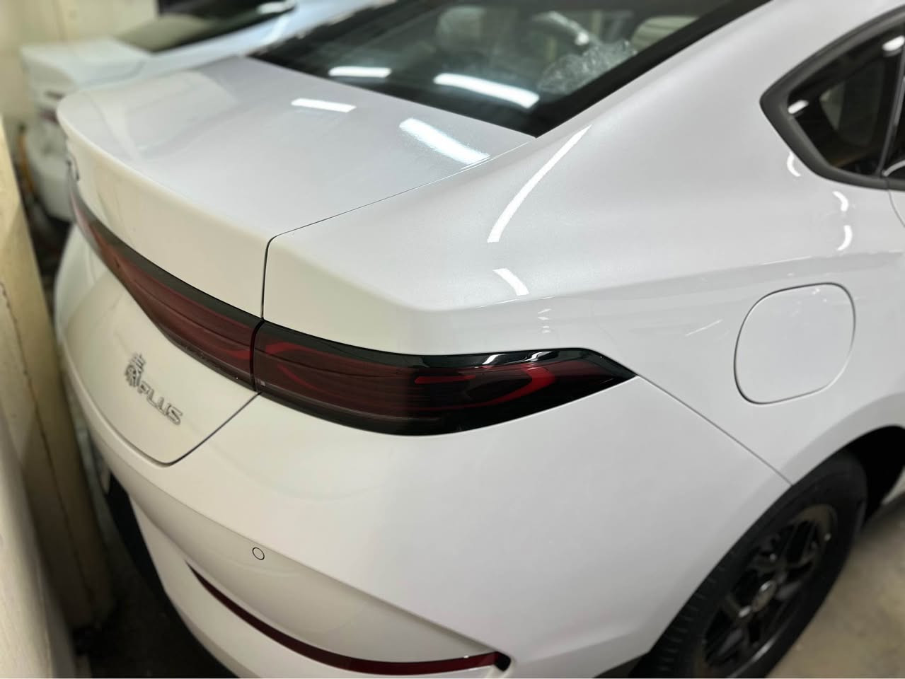 🚗 للبيع 

– BYD Qin Plus (چن بلاس) موديل 2025 – زيرو

•   🛣️  المسافة المقطوعة    - زيرووو
------------------------------------------------------------ 
💰 السعر:  19850 مليون عراقي  مرقم بغداد       

بي واي دي او 2025 او جن بلاص
✅ المواصفات :

‼️‼️داخل زيتوني المميز
 
📦 الحالة: زيرو (جديدة بالكامل)
🌏 الوارد: الصين

🛞 الويل: 17 إنش
محرك 1.5 لتر 4 سلندر بنزين + محرك كهربائي (Plug-in Hybrid)
• نظام هايبرد قابل للشحن (Plug-in) مع إمكانية القيادة على الكهرباء بالكامل
• ناقل حركة أوتوماتيك E-CVT
• أوضاع قيادة متعددة (EV / Hybrid / Eco / Sport)
• شاشة وسطية كبيرة تعمل باللمس
• عدادات رقمية كاملة
• نظام Apple CarPlay & Android Auto
• كاميرا خلفية 
• تشغيل بصمة + دخول ذكي
• مثبت سرعة
• نظام المحافظة على المسار
• تحذير من التصادم الأمامي
• نظام ABS + مانع انزلاق + ثبات إلكتروني
• مراقبة ضغط الإطارات
• وسائد هوائية متعددة
• مكيف أوتوماتيك
• مصابيح LED أمامية وخلفية
• شحن منزلي + دعم الشحن السريع
• نظام استرجاع الطاقة أثناء الكبح
• مساحة واسعة لـ 5 ركاب وصندوق أمتعة عملي

للاستفسار والاتصال 
*********** بغداد, العراق
