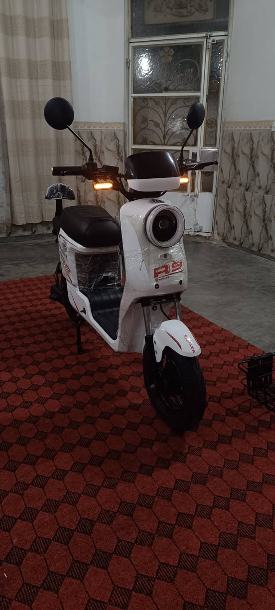 سلام عليكم R9للبيع 2025جديدة مستعملة 15يوم كلشي بيهة يشتغل مابيهة اي نقص سيباية و بايدرات موجودة 5بطاريات 2كارتات 2سويجات ريموت1كلشي بيهة بلادي وشغال السعر425بيهة مجال قليل 
مكاني بغداد حي البتول قرب الجسر الفرنسي 
/ للتواصل***********/
