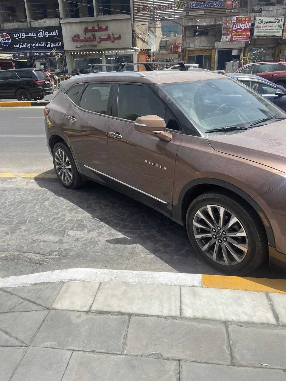 السلام عليكم بلايزر موديل ٢٣ بريمير فول الفول حادث بسيط جدا موضح بالصور ماشية ٦٠ الف جديدة جدا على وضع الشركة ما نقصها شي 
خمس كامرات وبانوراما وكشنات جلد وتدفئة وتبريد وكهرباء قيادة ذاتية ولون مميز ومواصفات هواية السعر ٢٤٠ وقابل للتفاوض للاتصال ***********
