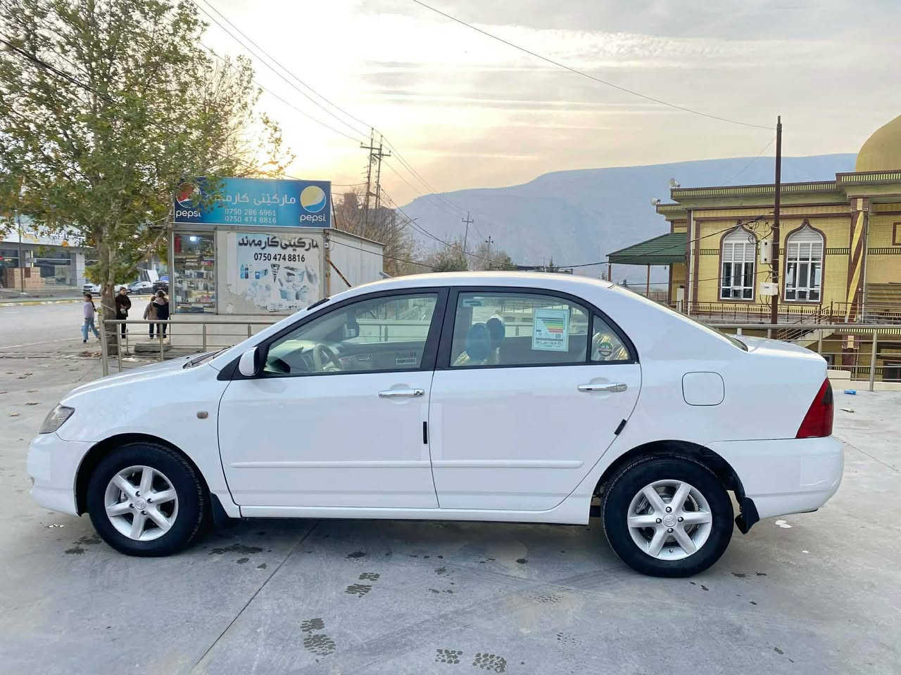 تۆیۆتە کرۆلە 2007 خەلیجی مەکینە گەورە تۆماتیک km260ڕۆشتوە  سپی بەفری فۆرمیکە ناوزەرد یەدەنیکل ویل کەپ  شاشە ئایپات بلاجکتۆر قوفل مەرکەزی سیارەکە زۆر جوان و خاوێنە چوار تای نوێیە توندو تۆلە تەبریت ساردو گەرم بەشەرت بۆیاخی نیە تەزرەی نیە پەلەیەک ساردی لەگەل کارتی هەیە جەمپەکی پێشی هەیە شانسی نەگرتوە  رەقەم سەنەوی نوێیە تا 2028 گشت گیانی بە شەرت  
نرخی 99$ کەمێک محامەلە 
ژمارەی خاوەنی :*********** أربيل, العراق
