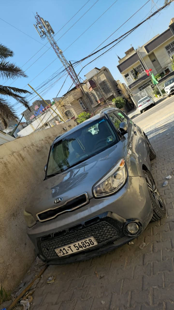 كيا صول2015 وارد أمريكي  حادثها جاملغ وباب جهة السايق وراجع على البارد بدون تبديل السيارة ليبل واحد سياره فول موصفات ماعدى الفتحه فئة SX GDI  سياره شاشه وكامره واشاير بالمري ومري شفط تفتح وتقفل وي السويج بصمه وبصمة أبواب وتدفئة كشنات وكشنات جلد محرك2000GDi مبدله جديده سياره بيها جراد ورادلها ترتيب سعرها 90 وبيها مجال مكانها بغداد الزعفرانية 
***********
***********
