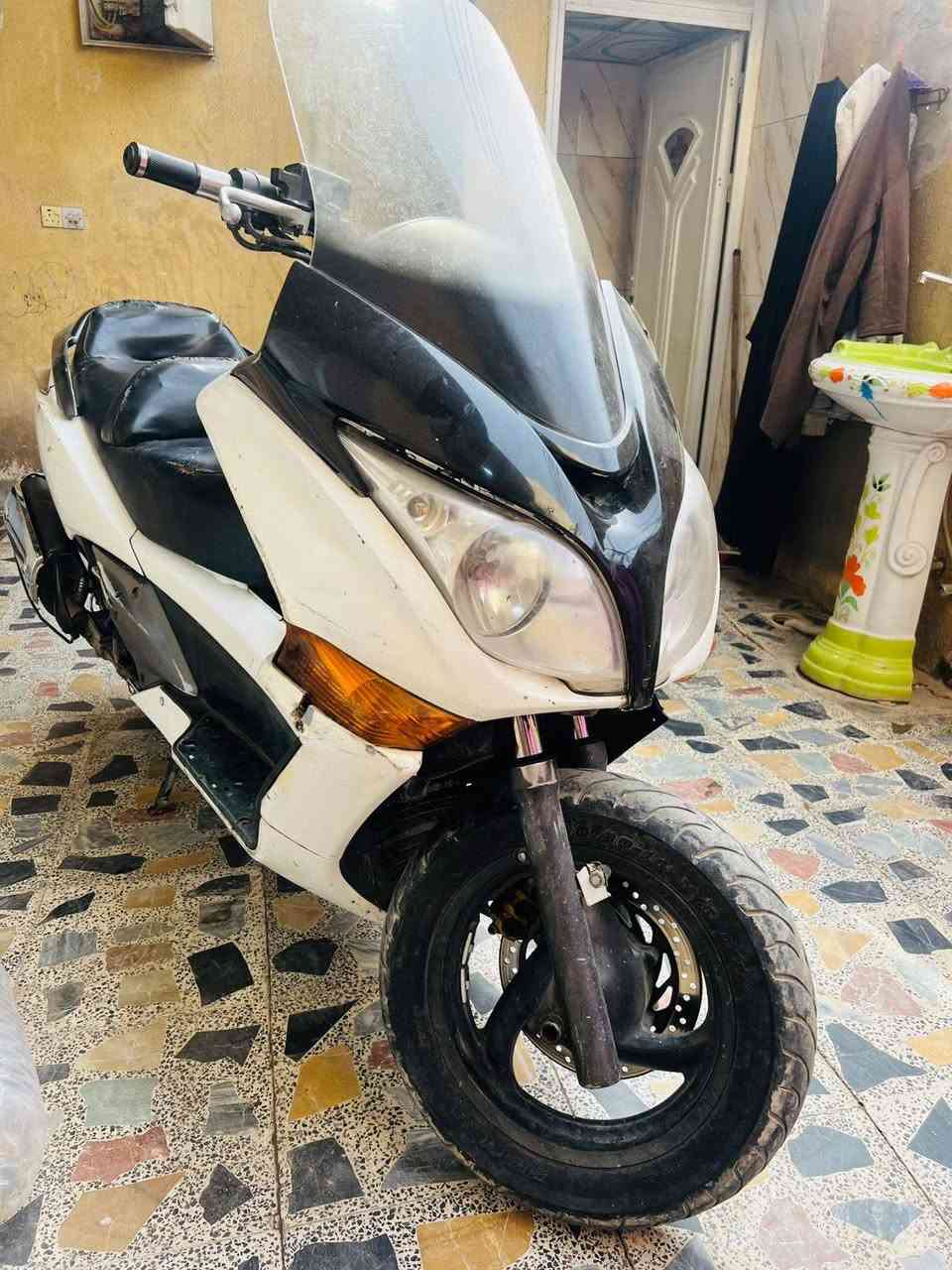 سلام عليكم سلفر ٤٠٠ مكينه مكفوله بس بجم تعبان تراجه كلشي شغال ما بيه اي نقص مليون ٧٠٠ بيه مجال طيبين مكان درالجه يم جامع فردوس *********** تصلي اني خادم
