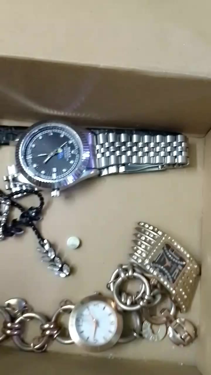 شلعه ساعات باله 11 قطعه بهذا الشكل واضح بالصور كلهن شلع بسعر 15 ألف وتوصيل فقط خمسه جميع محافظات بيهن ماركات مختلفه ومختمه وبيهن عاطل وبيهن شغال للحجز خاص


**إذا كنت صاحب هذا الإعلان وتريد حذفه لأي سبب، رجاءا أرسل رسالة إلى الدعم الفني**