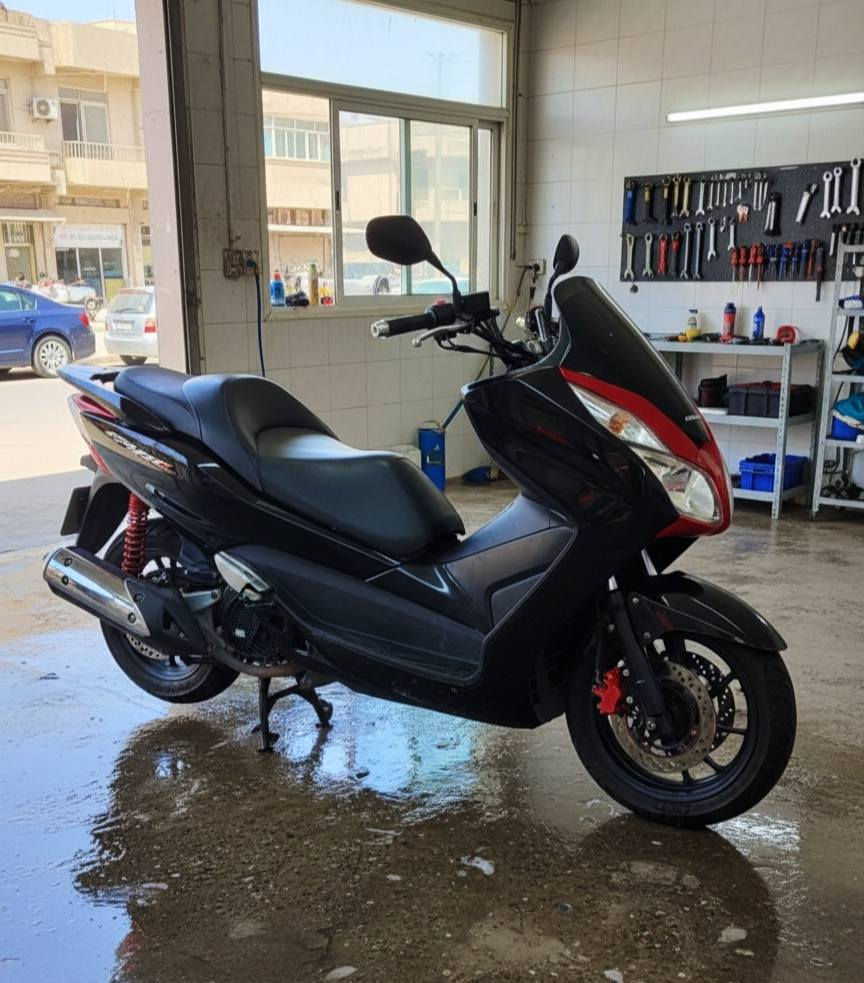 : السلام عليكم، للبيع فورزا Mf12 يعني 0/12 موديل 2018 بحالة نادرة. الدراجة ماشية 19,000 كم حقيقي 

​المكينة: بلاد، ناعمة جداً ومكفولة من كلشي 

​الحالة: كفرات بلاد، لون أسود ملكي بلمعته متلكي هيج نضافه ، وكلشي بالدراجة شغال
الأوراق: مجوده والكمرك مدفوع

....-مكانها ديالى السعر تفضل خاص وبيك خير وتدلل


**إذا كنت صاحب هذا الإعلان وتريد حذفه لأي سبب، رجاءا أرسل رسالة إلى الدعم الفني**