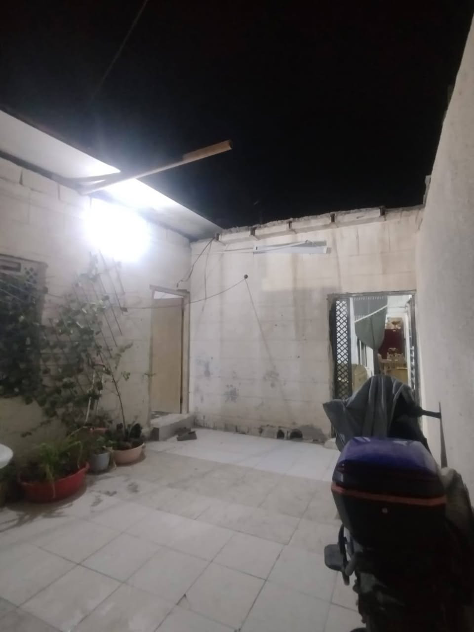 السلام عليكم 
منزل للبيع في منطقة كوت ثويني مقابل صناعية حمدان قريب الشارع العام 
نوع الارض : وقف سني 
المساحة: 150م 
عمر البناء : سنتين 
السعر : 55 مليون قابل للتفاوض 
للأستفسار اكثر : *********** البصرة, العراق
