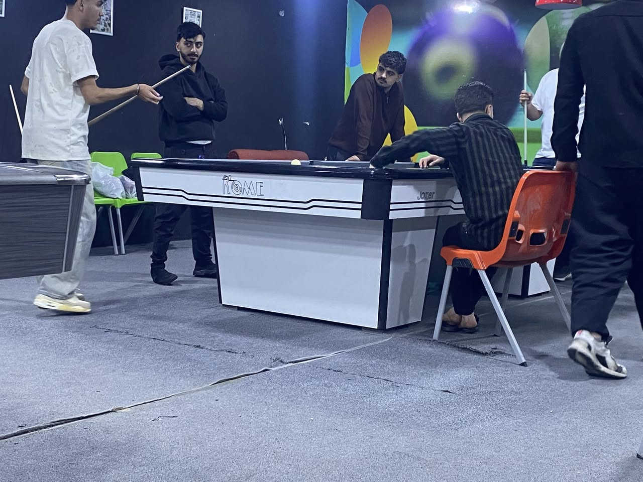 اربعا میز للبیع ***********
