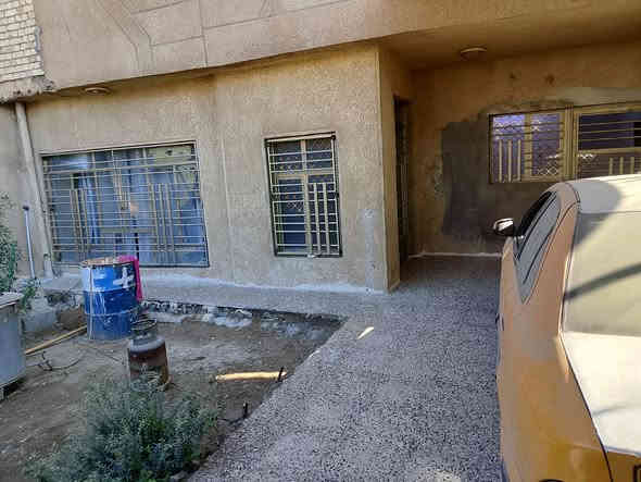 السلام عليكم دار للبيع مساحه ٢٠٠متر واجها ١٠ نزال ٢٠ الكماليه شارع الاصفر   طابو صرف طابقين  عالي عن الشارع يحتوي ع كراج وحديقه وستقبال مطبخ صاله غرفيتن نوم وخدمات  واربعة غرف نوم طابق ثاني مع خدمات ٣ حمامات  وخدمات خارجيه وايضا يباع نصفين السعر٢٢٥مليون  المراجعه مع مكتب دلالية ابو فراس العتابي  *********** وابو محمد شمري ***********
