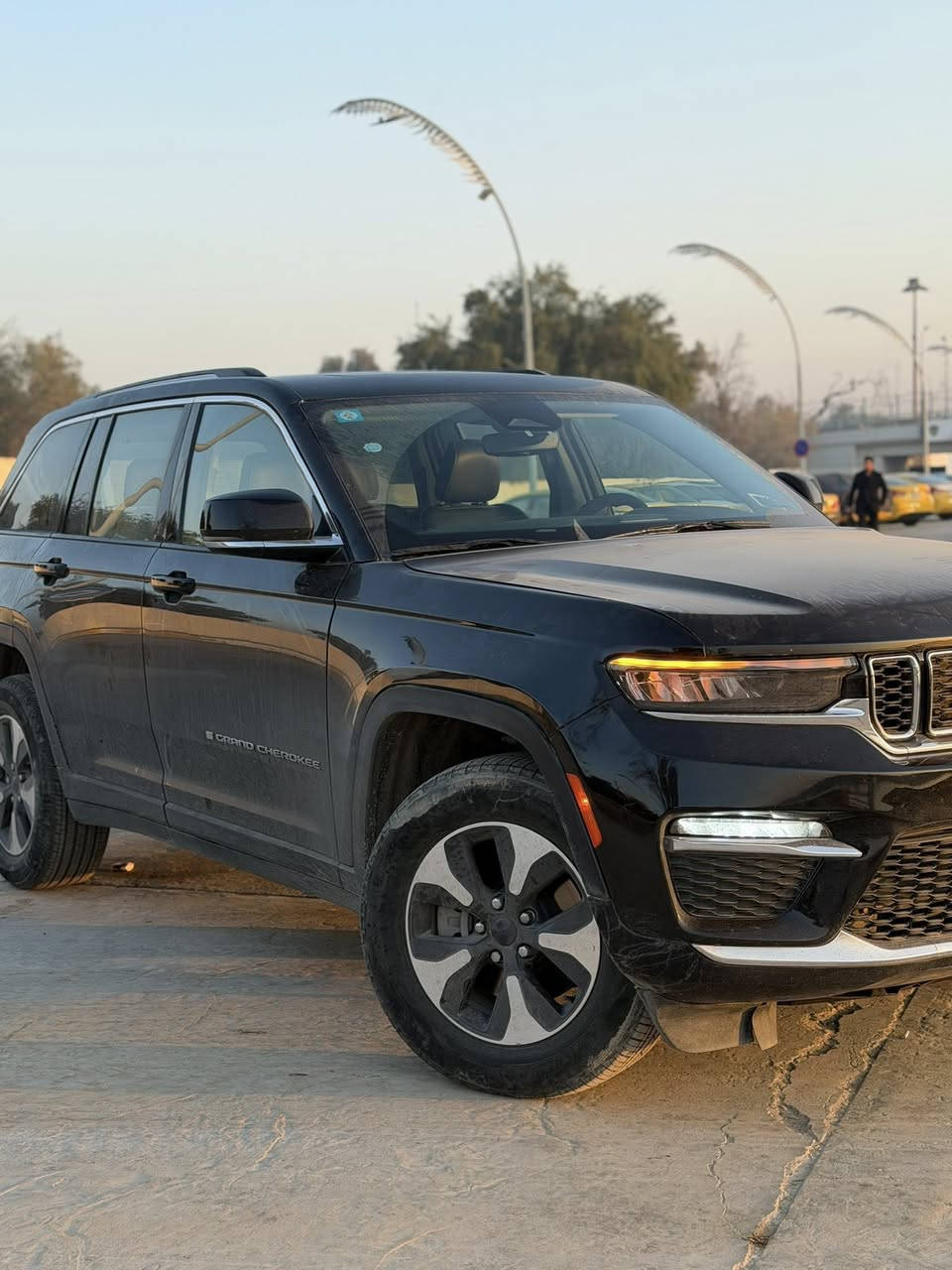 السلام عليكم جيب كراند شيروكي (بلگن) 2024
المواصفات فول 1/1 بدون ايرباگ رقم بغداد 
المشي 20 
شاشتين وحدة وسطية + راكب
 تدفئة مقاعد امامي+ خلفي +ستيرن
 كشن كهرباء جلد 
بصمة تشغيل عن بعد 
بانوراما 
وبعد مواصفات معروفة 
السيارة مبولشة وكاملة مكملة ربع متصرف عليها صدر جديد مبدل موبار اصلي 
السعر 35 وبيها مجال قليل 
*********** بي واتساب خابر وتدلل
