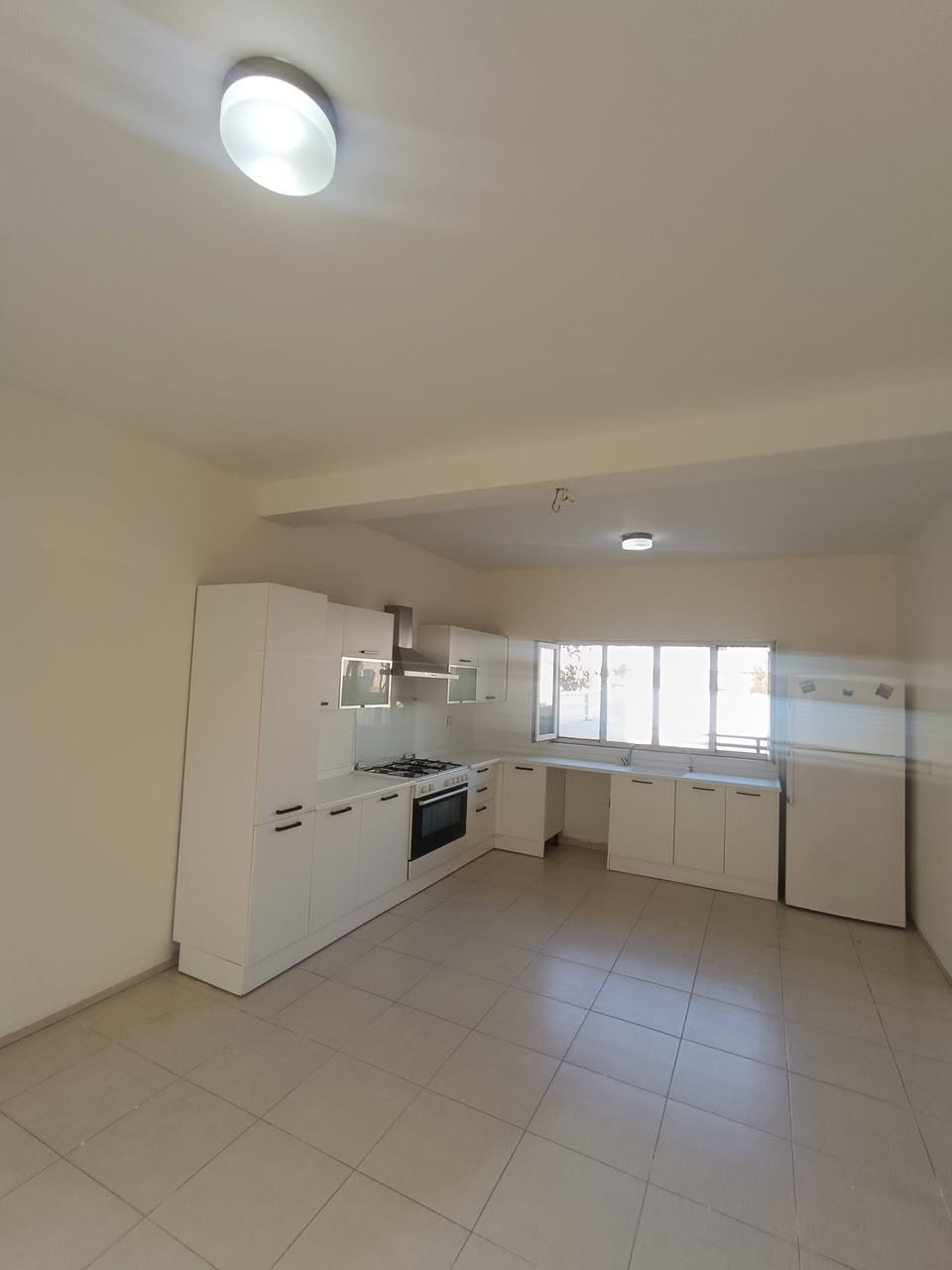 بیت للبیع في مجمع اتلانتك 
غرف النوم 4 - طابق 2 - 200م 

0750 817 1901 
***********
