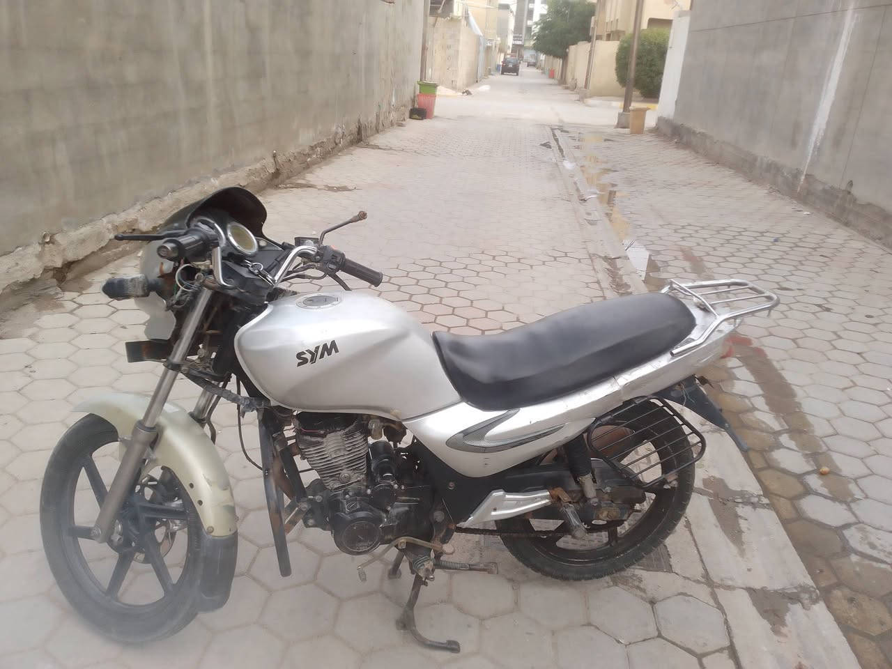 السلام عليكم موتور للبيع سايم موديل 19 رمادي شارع 20 جمرك السعر 550 رقم الهاتف ***********
