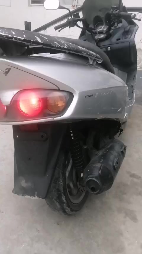 دراجة فورزة 6/0
دراجة عوزهة بس لايت امامي وجاملغ أمامي و شخاطة مال سلف تشكل قيم بل يرضي بي الله ***********
