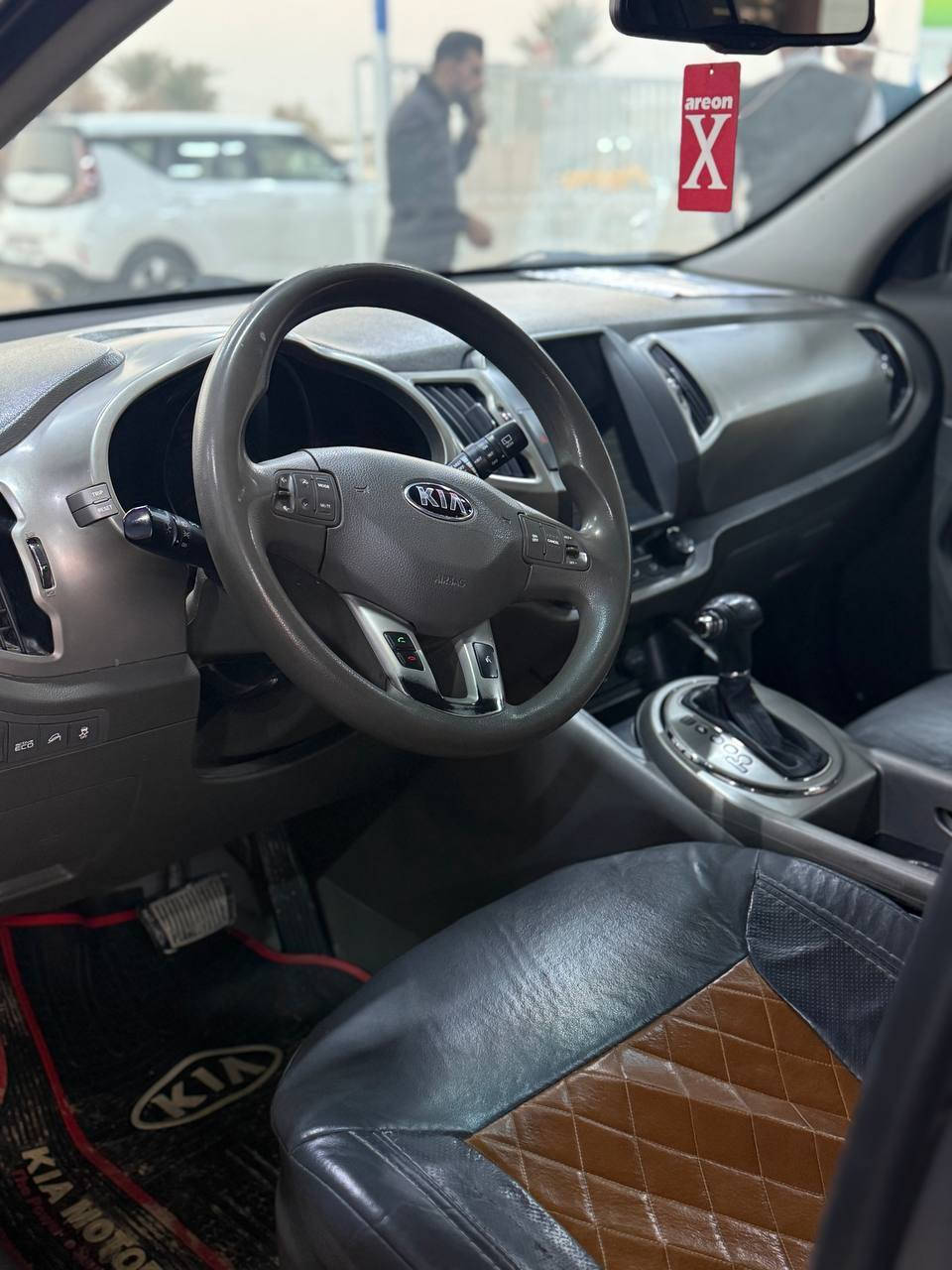 سبورتج 2016 كلين بدون حادث ليبل واحد سيارة رقم بابل انكليزي سنويه 29
ماشيه 102 سيارة مكينة 2400 ابلادية مامفتوحه وشرط لاتنقيص ولابخار ولادونز 
شاشة وكامرة دوشمة جديدة 
تبريد امامي خلفي ثلج. 
***********
