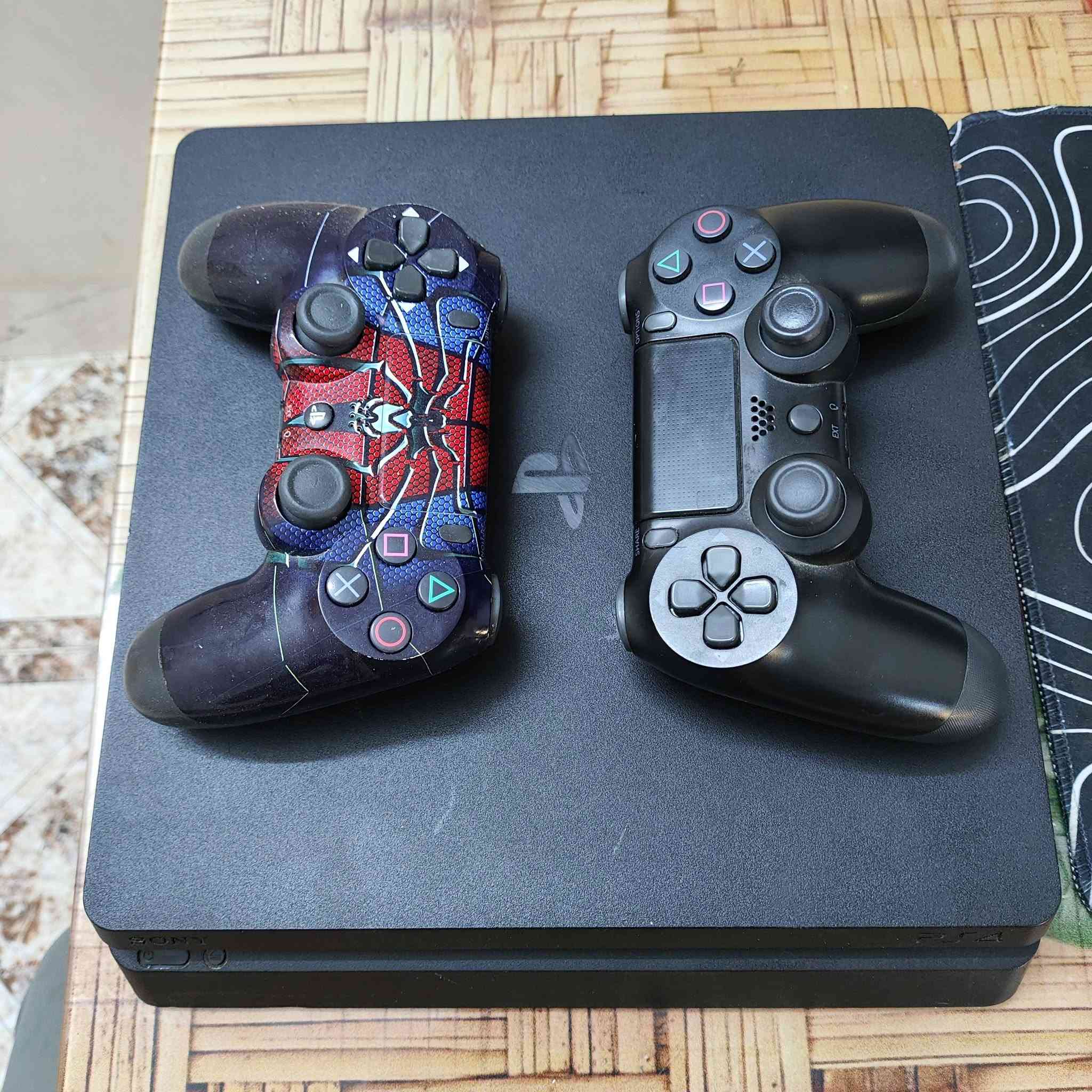 سلام عليكم
بسم الله الرحمن الرحيم 
للبيع: بلايستيشن 4 سلم PS4 Slim مستعمل نظيف
1. الموديل: PS4 Slim 500GB
2. الحالة: نظيف ماكو اي عطل او تصليح
3. معاه: يد اصلية +يده تجاريه + كيبل شحن + كيبل HDMI + كيبل باور
4. الالعاب: قرص هديه  
:السبب للبيع:[اشتريت PC]
**السعر: 250 الف دينار عراقي وقابل للتفاوض بالشي البسيط
**التواصل: واتساب: *********** 
او تواصل عن طريق واتساب 
الجهاز مجرب وشغال 100%
