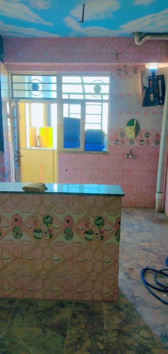 سلام عليكم
شقه إيجار المساحة ٩٠ متر 
غرفه وصاله ومطبخ وصحيات 
شريط حي المعلمين سريع المعارض 
ايجاره ٢٥٠ 
***********
طابق ثاني
