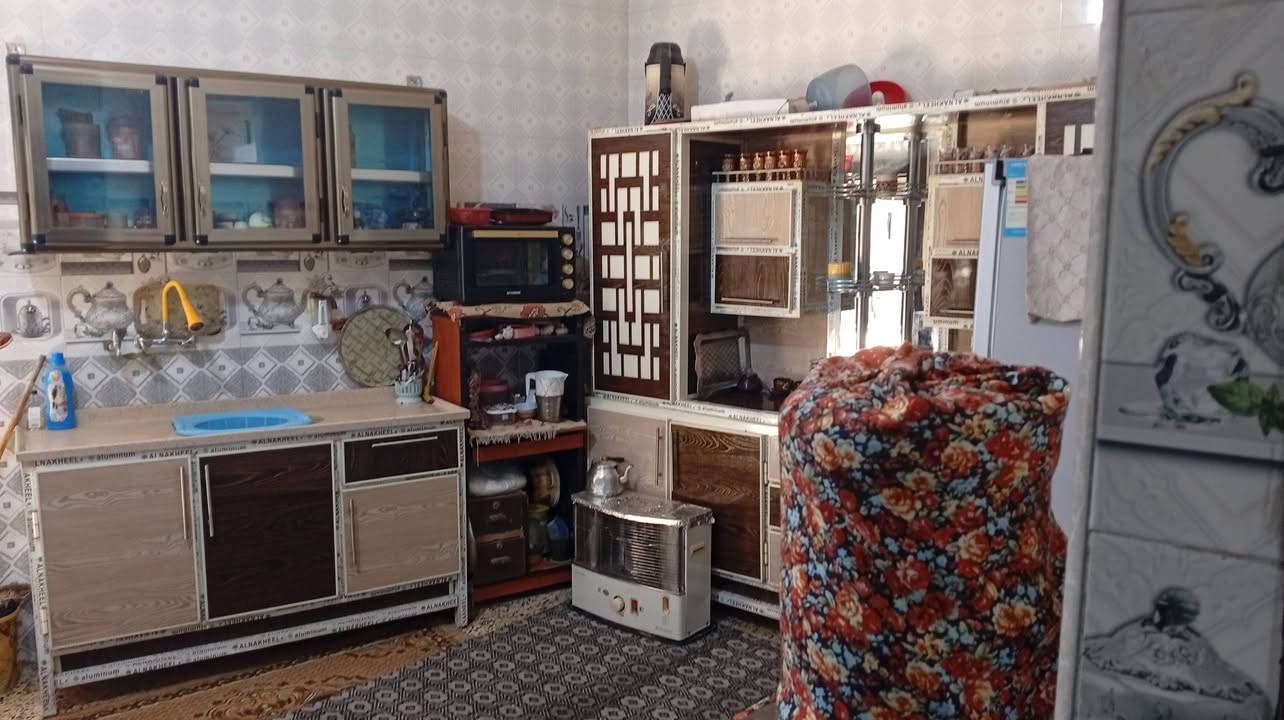 دار للبيع في الحله حي الأمين خلف مركز سيف سعدالمساحه 150يحتوي على غرفتين صاله ومطبخ وكلدور صحيات خارجيه ومجمع صحيات داخليه الاتصال *********** السعر 100مليون
