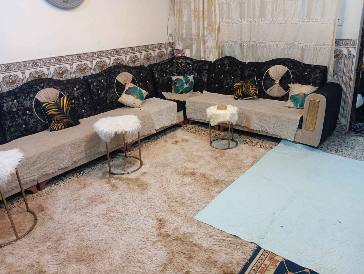 السلام عليكم بيت ١٠٠ م للبيع مي مجاري كهرباء نت ..عالي عن الشارع المشتل قرب التجاره التومينيه .سندويج البيت تجاوز بي ورقه من الامانه السعر ٢٧ بي مجال قليل .. للتواصل فقط الاتصال ع الرقم ***********.ابو جنات
