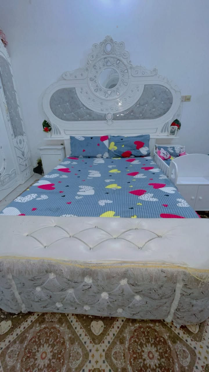 السلام عليكم
غرفة اخشاب مال عرسان مستخدمة فترة قصيرة متكونة من 8قطع
كنتور وجرباية وتاج جرباية و2 كومديات جرباية وميز مراية وميز ثاني مثل ماموضح بالصور وشازلون نضيفة كلش العنوان النجف للستفسار
مراسلة هذا الرقم واتساب ***********
