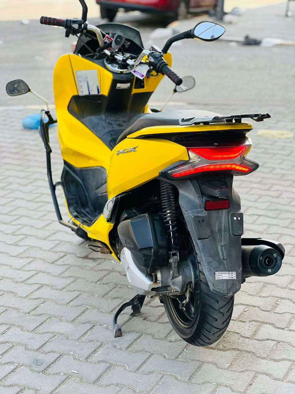 السلام عليكم دراجه pcx جيل الثالث ياباني  مكينه 150  دراجه مكفوله كفاله عامه مال رمبه حساس ازدحام حساس ستان تتدفئة بل يدات لد أمام لد خلفي مكينه برغي ممفتوح بيه شلعه معدل فول مال جناي دراجه تتعب تكول جديده ماشيه 27 حقيقي على ايدي كتلوكات الرمبه بيه السعر مليون 950 وبيه مجال العنوان بغداد الهاتف *********** اتصل وبيك خير ودلل
