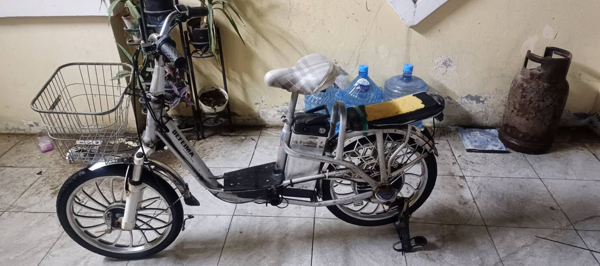 دراجه شحن🔋⚡
بطاريه ليثيوم 
ملف500w
لايت زنون👍
هورن👍
تاير خلفي جوبلس 👍
تاير أمامي جوب👍
بريك أمامي👍
السعر 300الف وبيها مجال
الرقم***********واتساب فقط
