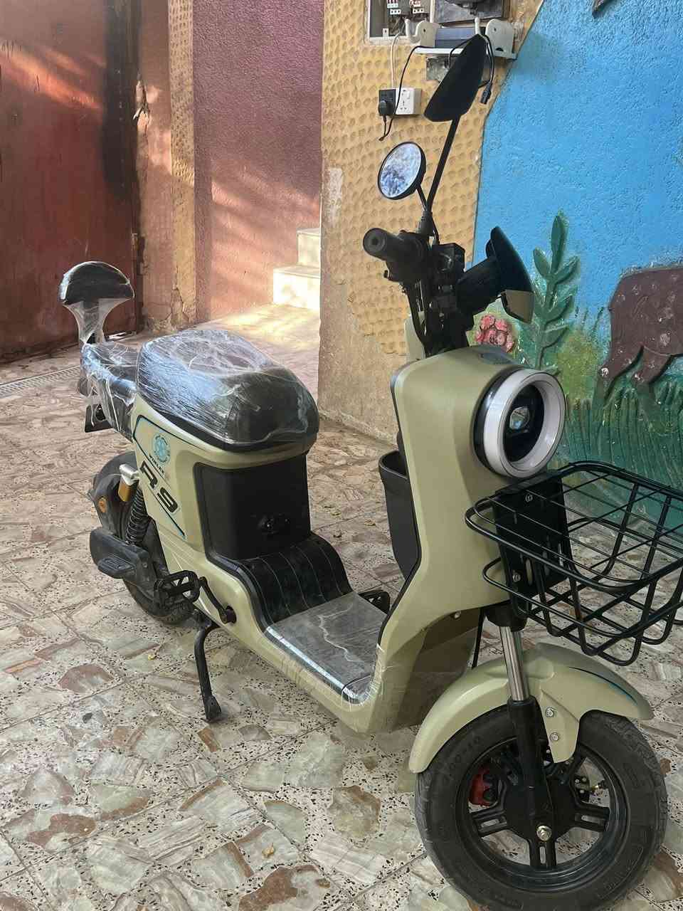 R9 موديل 2026  بطاريات 32 دراجه كفاله ماشيه الف  السعر 450 المكان المشراك القديم قراضه كامله 
***********
