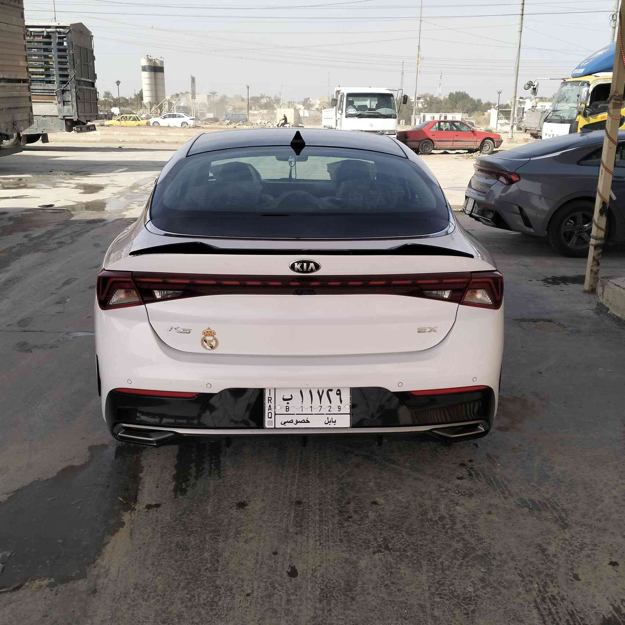 السلام عليكم كي فايف للبيع مديل 2021 أمريكي حادثه بيه جاملغ امامي بدون صبغ بدون ضربه فقط بارد وخشم البنيد والباقي كفاله عامه مكينه وكير كفاله.       مكينه 1600 تيربو 
ماشيه 45 
مواصفات فول 1/1 كلشي بيه بني راما قطعتين 
بصمه تشغيل بصمه ابواب 
اشاير ترحيب كشنات كهربائئ شاشه اصايه كبيره 
السياره جاهزه من كلشي حداديه تخم تأير تبريد تدفئه كله شغال تبريد قطعتين 
مكاني ديوانيه 
السعر 175 وبيه مجال قليل 
***********
