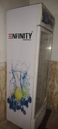 ثلاجة عرض • ٢٢ قدم • استعملت شهر