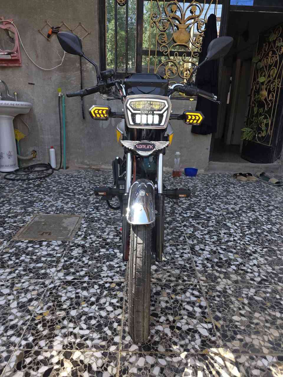 دراجه سونك
وCBFسيبي اف 
ضاغطه وزنجيل 200cc
كدامك نضافته 
بصمه عدد 2تشغيل عن بعد 
سعر: 950بيه مجال كلش بسيط
 دراجه نشطه وقويه 
رقم: ***********
