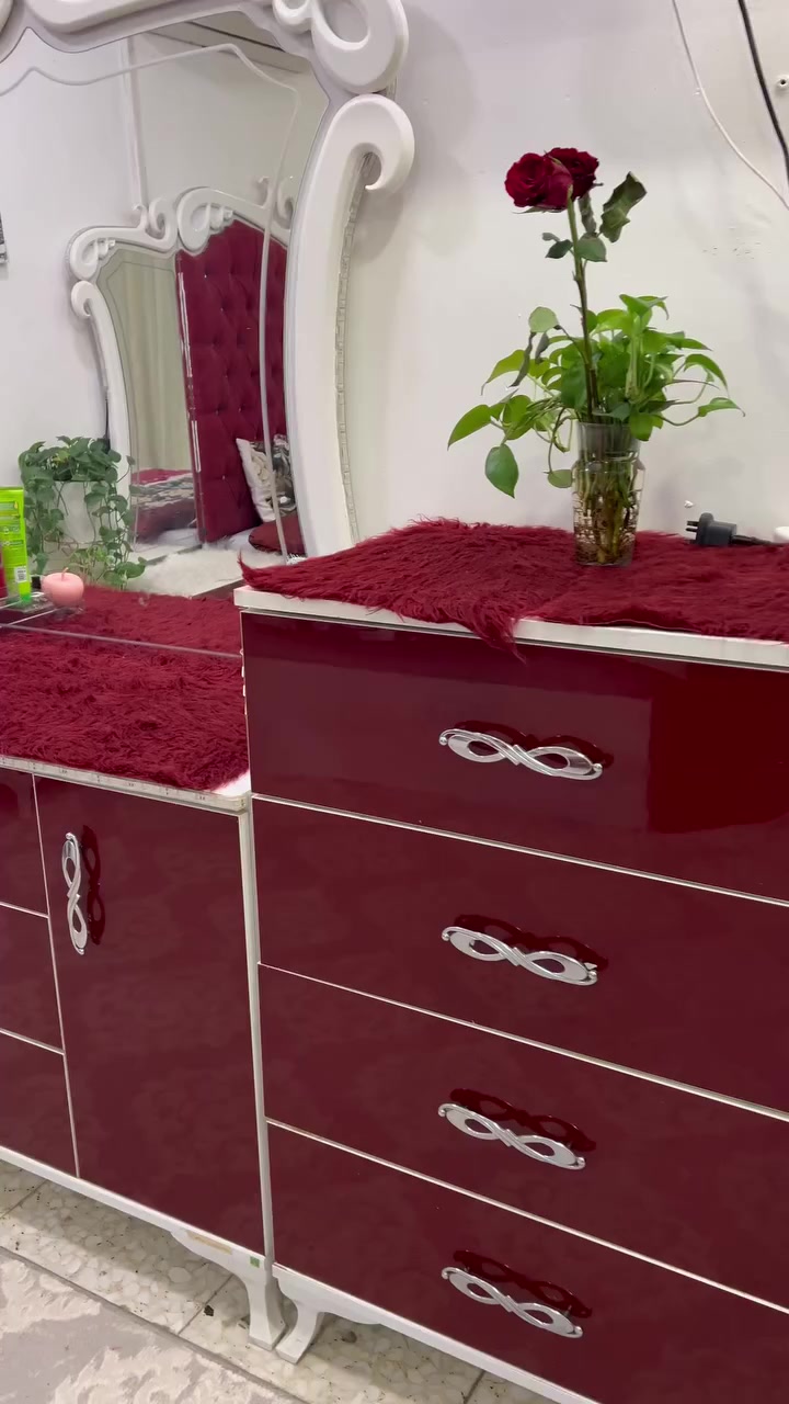 غرفه نوم تركي للبيع  نظافتها واضحه بالصور فقط ميز الجرارات يرادله سجج جديده الباقي كله نظيف و الجربايه مو حدايد مبدلتهن بصوميه عراقيه ثكيله توصاه وبيها مرايه قياقه بس مفصختها و ضامتها ف مصورتها لان مكان ماكو للمرايه وشلناها والتصوير بدون اي فلاتر سعرها 500 قفل مكاني بغداد


**إذا كنت صاحب هذا الإعلان وتريد حذفه لأي سبب، رجاءا أرسل رسالة إلى الدعم الفني**