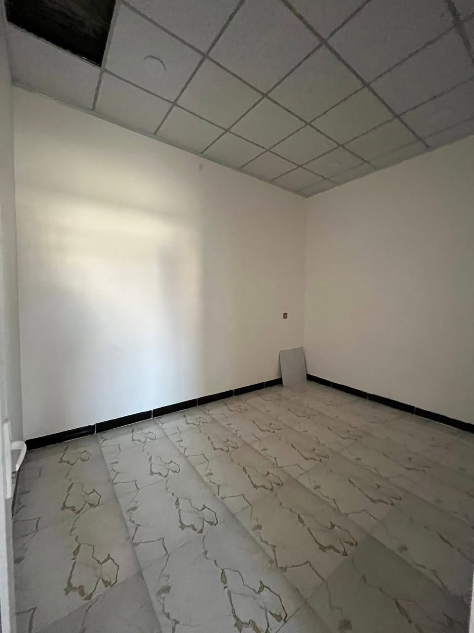 السلام عليكم ورحمة الله وبركاته
شقة للايجار في حي السماح الاركان على شارع 20م

مساحة 100م بناء حديث تحتوي على غرفتين نوم وصالة ومطبخ وصحيات وبيتونه ، مزودة بنظام دكتات وغسالات

قريبة من الاسواق والمدارس والمحلات على شارع 20

للاستفسار الاتصال على الرقم -

***********

***********
