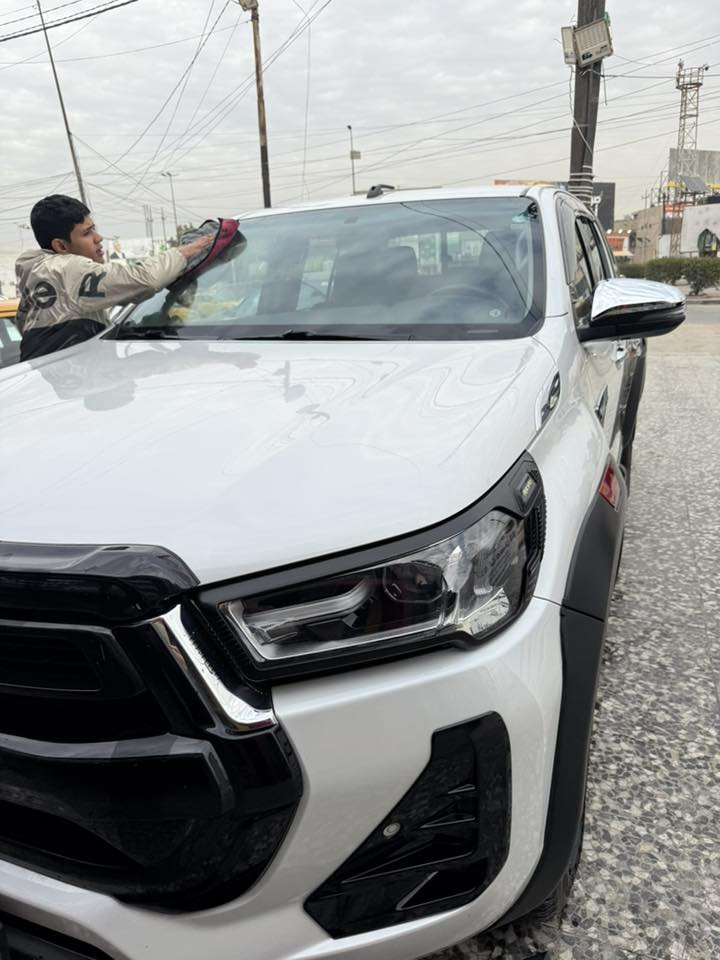 السلام عليكم من رخصة إدارة الكروب عندي تويوتا هايلوكس موديل 2024 ماشيه 49 على وضع الشركة بدون صبغ أو بارد السيارة جديدة أي شي مابها السعر 280 كشنات حار وشاحن مبايل مكان السياره بغداد زيونه تو البلديات ***********
