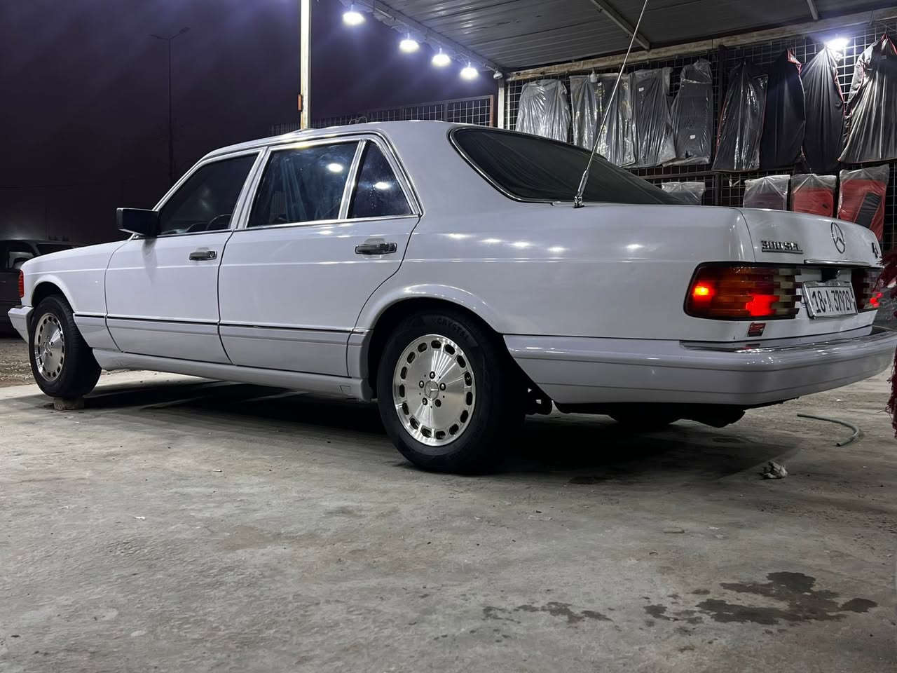 سلام عليكم. للبيع مارسدس مديل 88حجم 300باب طويل سياره نضيفه كلش رقم بغداد فول بيه مكانات صبغ دواير جاملغات الخلفيه بيه مكينه بيه بخار 
وياه كير ومكينه وورد ياباني 
بعدهي ممشدوده 
يعني بيه كير ومينه بلاديات وياه كير ومكينه حاويه بعدني ماشادهن  مكان سياره كربلاء 
للستفسار *********** 
السعر 85
