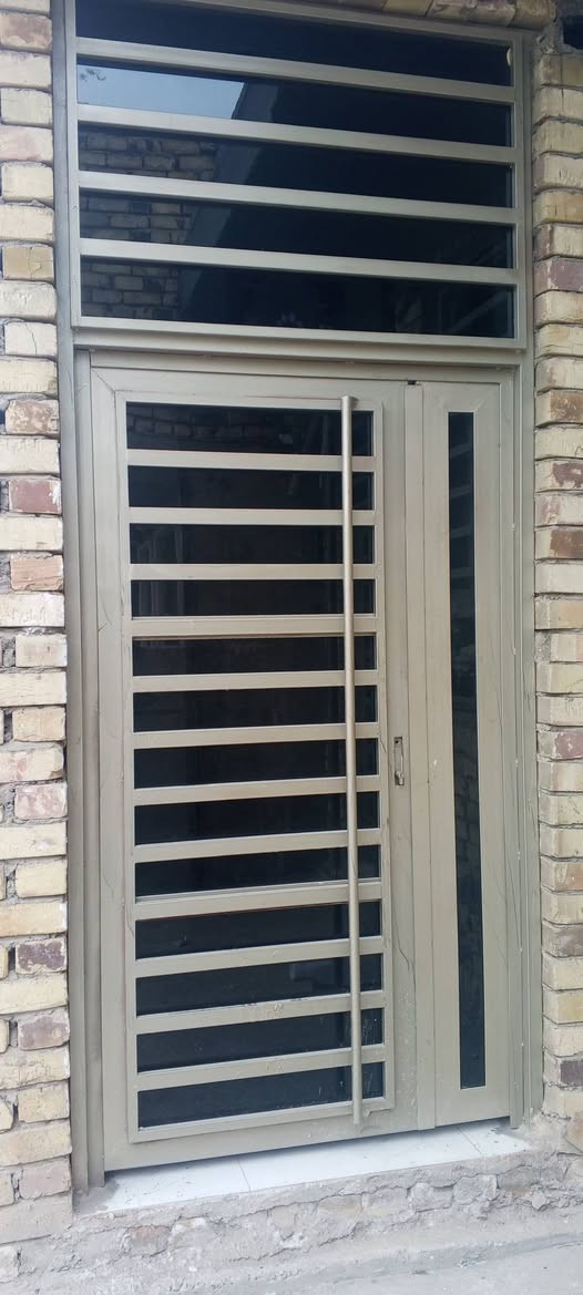 السلام عليكم تنضيف وصبغ كافت انواع الشبابيك والابواب بابل فقط اتصال***********
