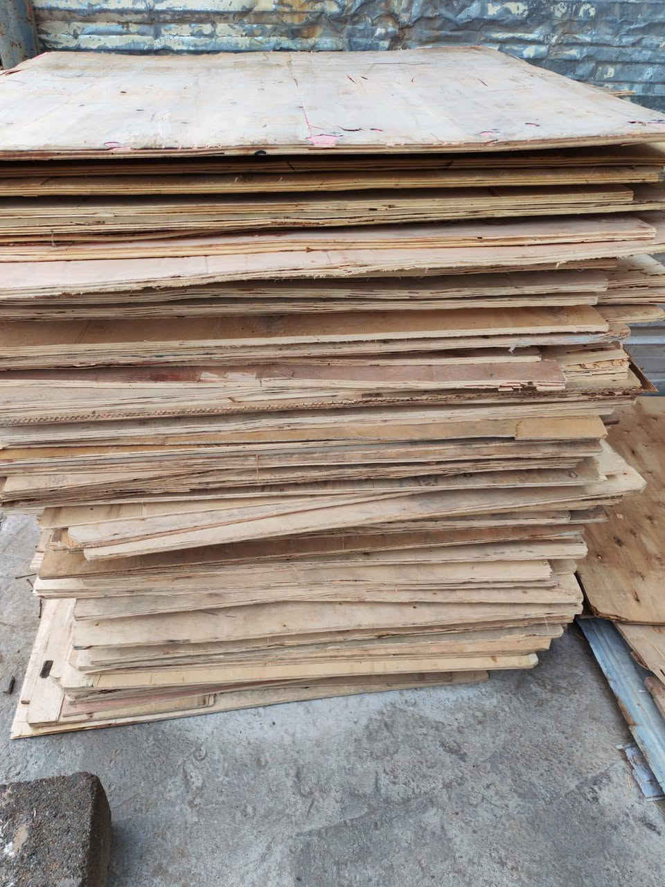 معاكس قياس 110x110 مربع مفصخ ومنضف بدون بسامير السمك 14ملم و12ملم العدد 100 قطعه سعر الوحده 3الاف مطروح مكاني بغداد مدينه الصدر ***********
