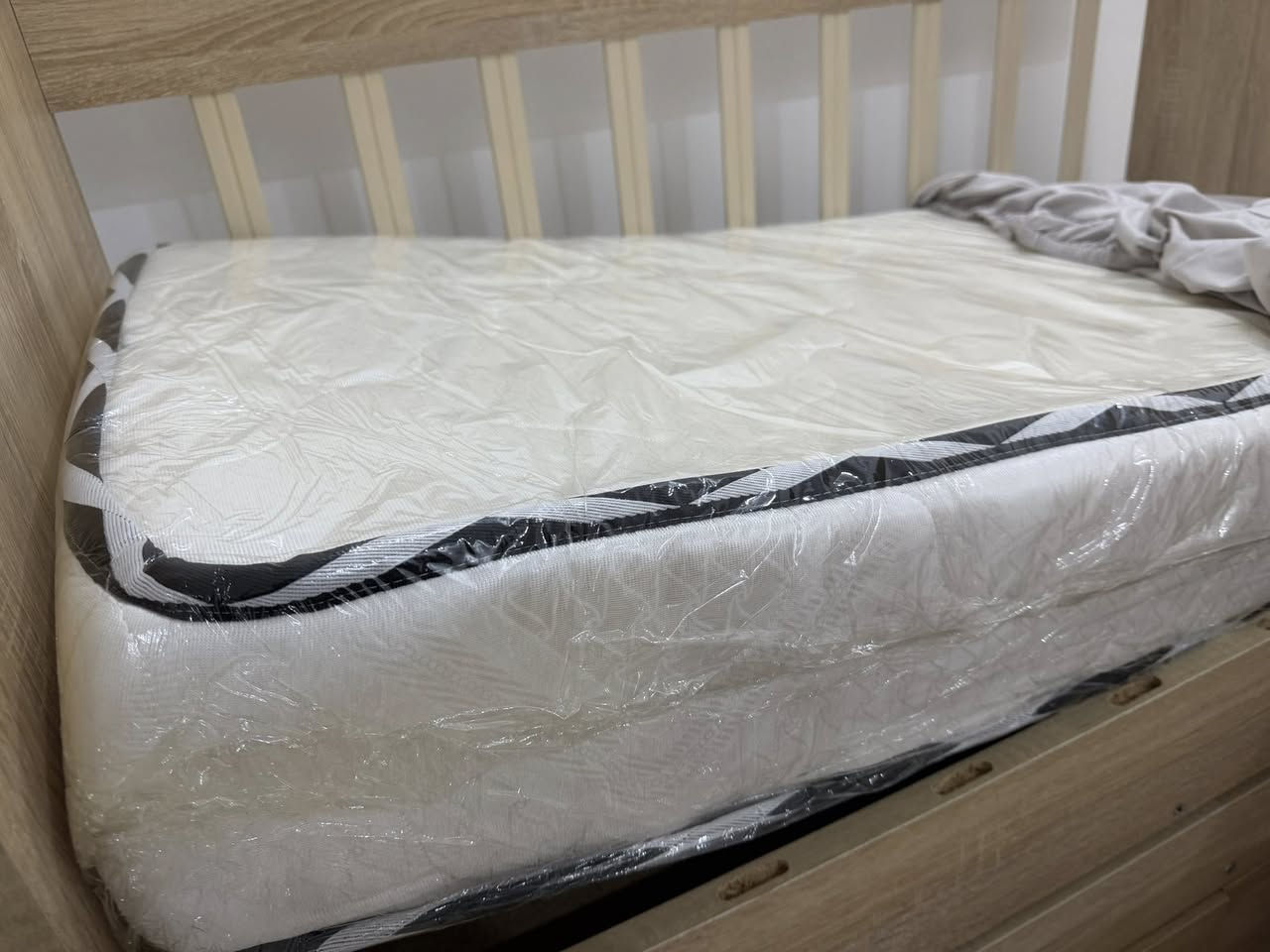 سرير للبيع نظيف جدا مع دوشك وكل ملحقاتها سرير متحرك وثابت ومع سكوتر شاحن نظيف جدا الي شراي يخابر هذا رقم ***********
