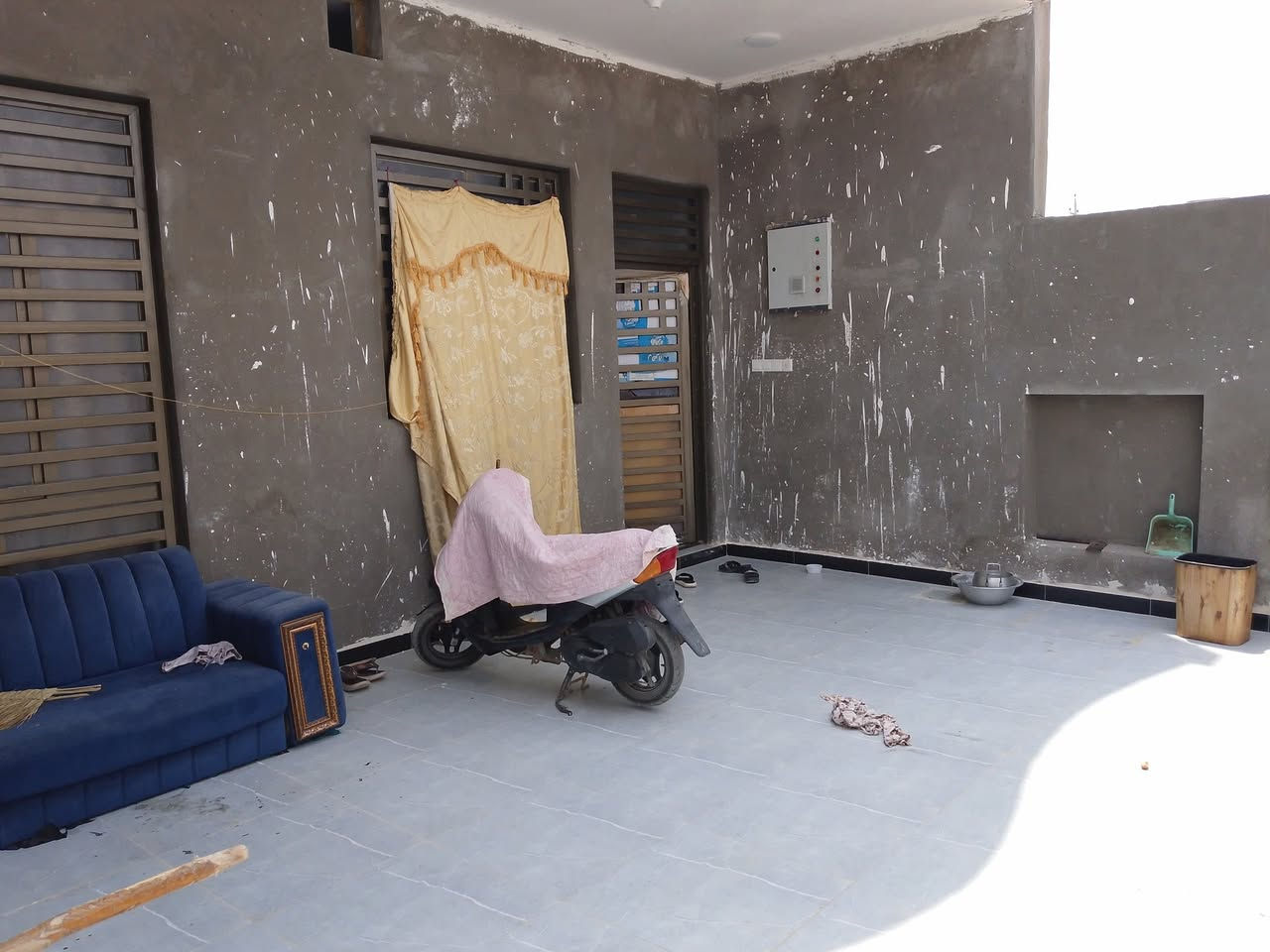 بيت للبيع الحقل الرابع خلف الملعب بناء جديد مساحه 250
حر ما مطلوب اسكان 
***********
