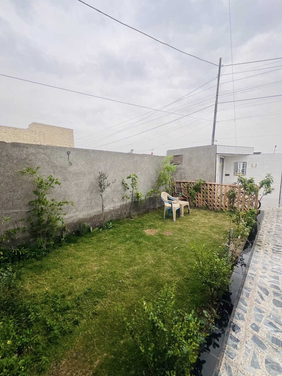 السلامً عليكم دار للبيع الدسيم المساحه 140 واجه 7 والنزال 20 قرب الدواجن قبل فرع ابو انور الدلال 
البنيان الي بي استقبال طول 5 م
صاله 4 م. ..حمام داخلي+ حمام خارجي
غرفه نوم طول 5 م ،،،،،،،مطبخ حار ++ منور 
موضح بالصور البيت طابوك درجه اولى
عارضه ب55 وبي مجال ***********
