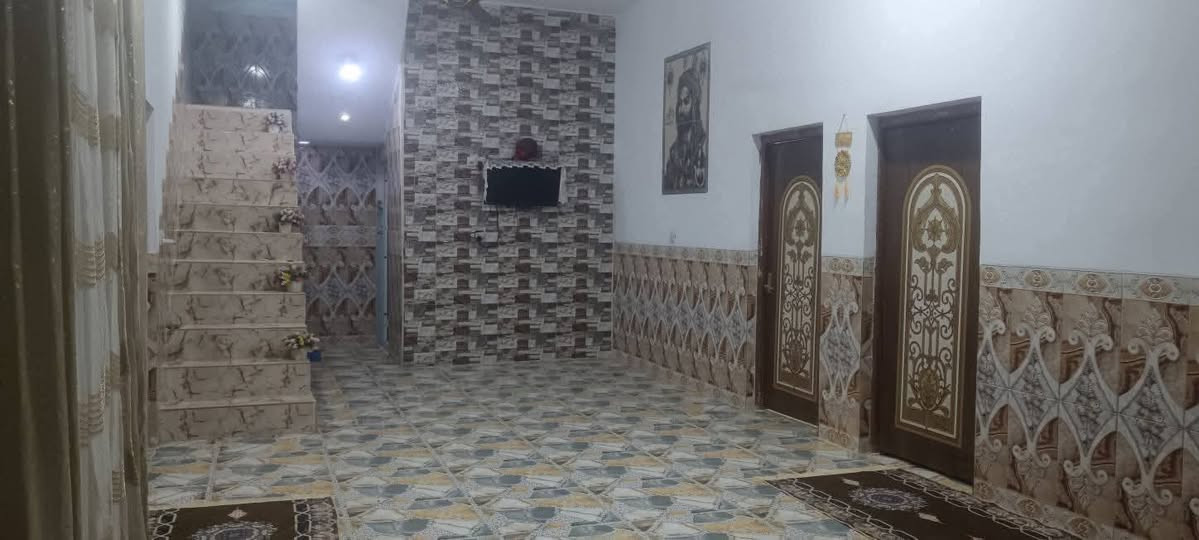 سلام عليكم بيت  البيع   كوت البسروكيه 
مساحت البناء200  متر بلوك مسلح 

مدرسه موجوده
مستشفئ موجود
قريبات ثنينهن
غرفتين   4/5
استقبال 6/4
الهول  10/4
مطبخ 4/6 المطبخ..  خارجي. سقف سندويج 
حديقه داخل البيت 200 متر السعر 28 ***********
