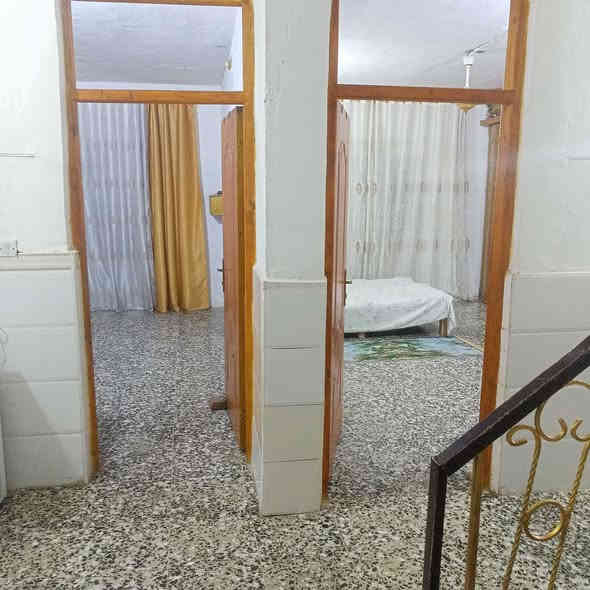 بيت اللبيع مساحة ٢٠٠ متر قاطين غرفتين نوم بل قاط الثاني وغرفتين جوة مكانة بغداد  قرب كراج الاسدي جامع زينب الكبرى شارع المواكب منطقة ٣٠٠ بل بداية السعر ١٤٥ هذ رقم والدي ***********
