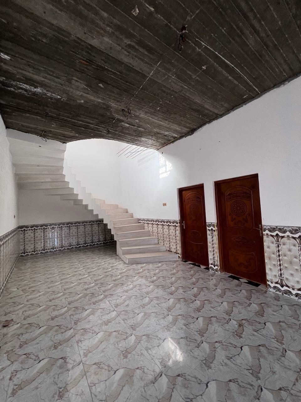 هذا البيت يمتاز بمساحة 600م
مساحة البناء :: 300م
وقف سني مسجل اصولي #سنوياً 100الف
إبي الخصيب - باب طويل - شارع سيد عوده
#السعر :: 80مليون قابل للتفاوض.
واجهة البيت شارع تبليط 10م والخلف نهر واسع ونضيف
#يحتوي :: كراج واسع مع حديقة مع منور محيط البيت 
مدخل كلدور ومدخل مطبخ إضافة إلى صالة واسعة جداً
موزع الغرف معزول عن الصالة / مع غرفتين منام .
صحيات داخلية وخارجية / اساس وسقف كونكريت .
#للأستفسار :: ***********
