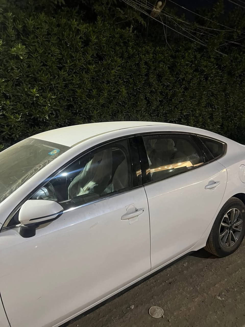 سلام عليكم BYD دسترويل موديل 2025 سياره جديده كلش بعدها زيرو ماشيه 8000 سياره مكفوله من شخط كامل عدتها ويها بعدها ما مفتوحات من جيس سياره هاي المميزه  ام البصمتين تجي وكارت مو مثل البقيه ام البصمه وحده سياره محدثها اخر تحديث ومنزل عليها كل برامج ولقنوات ويها ارضيات جاهزه من كلشي سعر18200 بيه مجال  مليون مكان سياره بغداد *********** رقم بغداد
