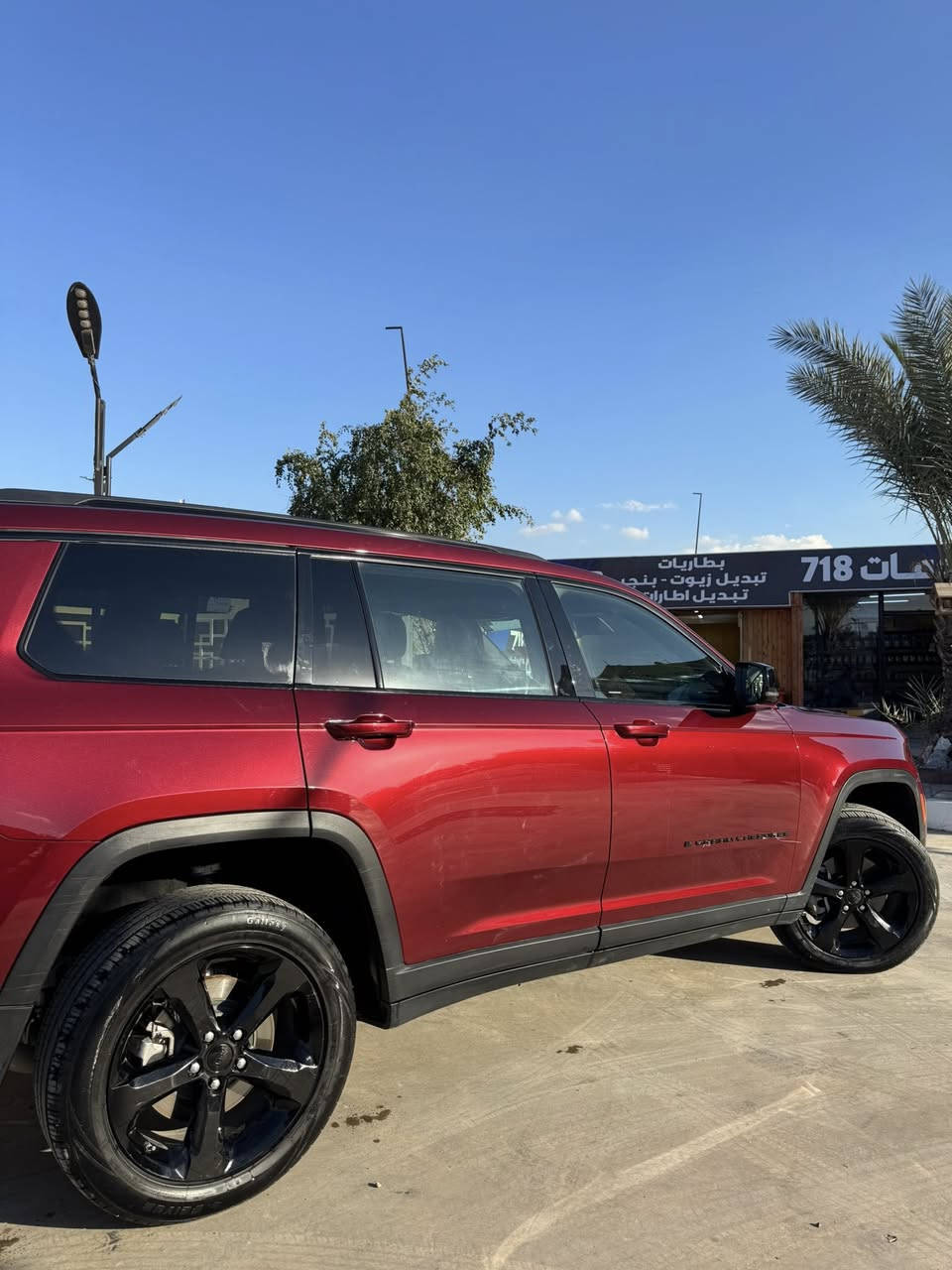 ‏
‏‎جيب كراند شيروكي بلاك توب  موديل :2024
السعر :  31000 دولار 
اللوان : ماروني بلاك توب⚫️
عداد المسافة : 22 كيلو متر 
حجم المحرك : 3.6L V6 (6.سلندر)
السياره وارد “ أمريكي ✅
ملاحظة صور الحادث بالمنشور 
المواصفات : Limited 

دةبل اكسل : 𝟒𝐱𝟒
‎بصمة تشغيل 
تشغيل عن بعد(𝐑𝐞𝐦𝐨𝐭𝐞 𝐒𝐭𝐚𝐫𝐭)
شاشة دشبول ديجيتال
اوتو ستارت(𝐀𝐮𝐭𝐨 𝐒𝐭𝐚𝐫𝐝)
 اوتو ستوب(𝐀𝐮𝐭𝐨 𝐒𝐭𝐨𝐩) 
‎رادار امامي ( تحديد مسار )
‎رادار جانبي  ( نقاط عمياء )
‎رادار خلفي ( التحذير من الاصطدام )
‎حساسات امامي
‎حساسات جانبي 
‎حساسات خلفي 
كشنات جلد 
‎كشنات كهربائي
‎كشنات خزن+ميموري 
‎كشنات تبريد الامامي
‎كشنات تدفئة خلفي 
تحكمات اسيرين
‎استيرن تدفئة
‎تبريد لمس
‎تبريد مركزي
 ‎صندوق شفط كهربائي 
لايتات 𝐋𝐞𝐝 عدسة زينون
بلوجكتوات 𝐋𝐞𝐝 
بكلايتات 𝐋𝐞𝐝 
‎
 
وبعد هواية مواصفات…
‏‎تفاصيل اكثر الاتصال علی الرقم 
WhatsApp 
***********

عنوان بغداد زيونة
