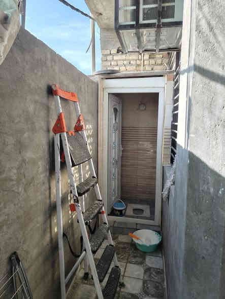 السلام عليكم نصف قطعة امامية للبيع المساحة 80متر الموقع الشعلة قطاع السابع قرب مدرسة البحرين الطابق الطابق الاول استقبال وغرفة نوم ومطبخ وحمام داخلي وخارجي الطابق الثاني غرفتين نوم وحوالي وحمام الطابق الثالث غرفة سندويش وسطح البيت نظيف كلش كما موضح بالصور متوفر واتساب اواتصال ‏‪0773 395 6603‬‏ السعر 130
