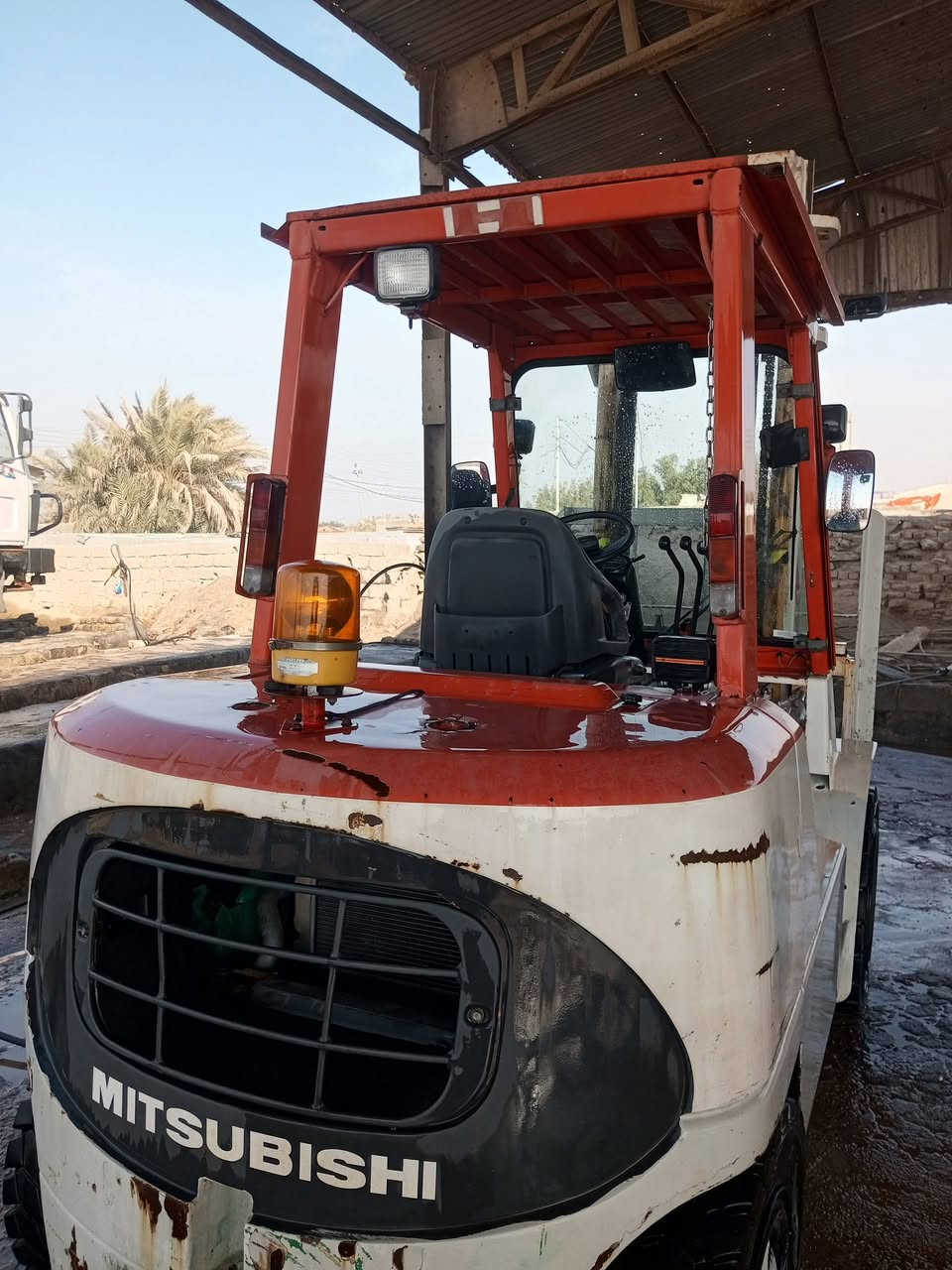 السلام عليكم ورحمه الله 
رافعة شوكية للبيع
حمولة 4 طن 
جب طول 5 متر 
مكينه 6 سلندر 
نوع الوقود كاز 
جامه امامية 
تايرات ربل يابان 
سجينه طول 210 س 
اوراق مع لوحات منفيس كامله أصولية 
كفالة عامه شرط 
المكان السماوة ***********
