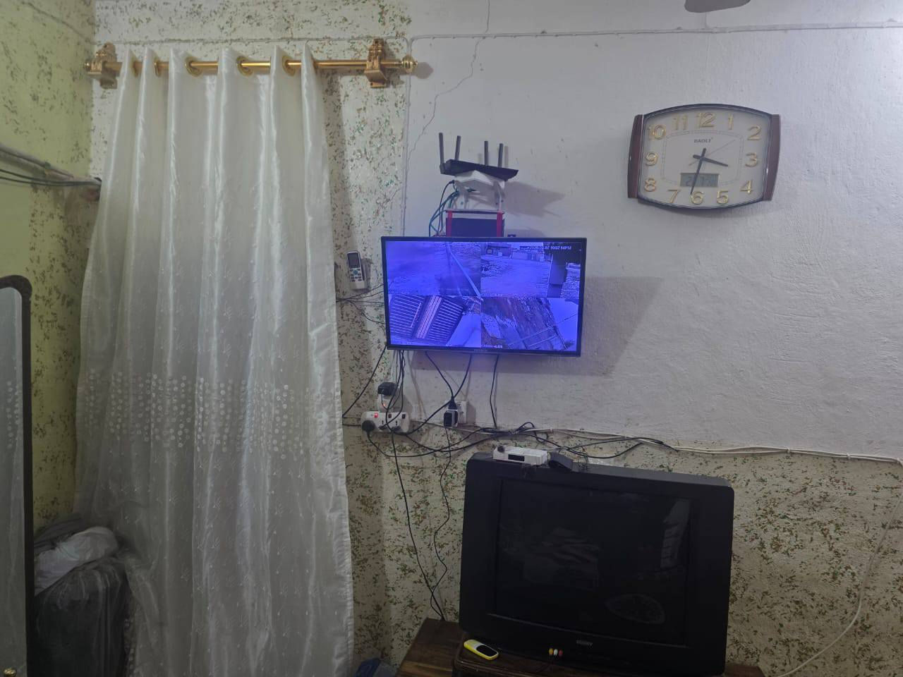 دار سكن للبيع منطقة ال معالي قرب الشارع العام مساحة ٢٠٠م غرفتين وصاله ومطبخ وصحيات وبراني وكراج سياره ومحل  السعر ٤٠ وبي مجال استفسار اتصال*********** أو واتساب ونكون بخدمتكم
