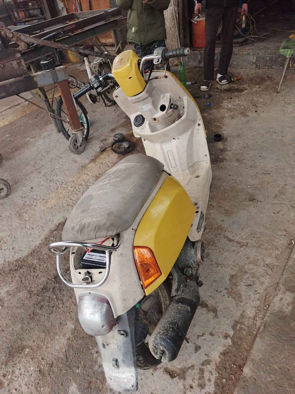 دراحه للبيع مكاني الحسينيه مال راشديه مجفت جديد وياه باتري وسلف جديد دراجه خير من الله مفتر بيها العراق
مكاني الحسينيه مال الراشديه  *********** 
سعره ٢٥٠ وبيه مجال حك الجيه
