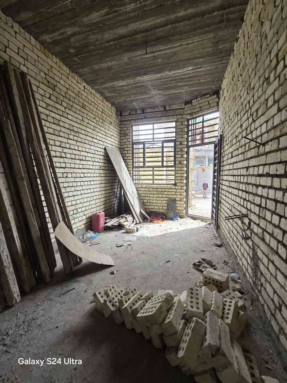 بيت هيكل لبيع بشارع المطار الجديد المساحه ١٢٠متر طابقين يحتوي على غرف ٢ وصالات ٢ ومطبخ وستقبال ومكاشيف عدد٢ وصحيات داخليه وخارجيه وطارمه السعر ٤٣ وبي مجال للستفسار *********** مكتب بركات ام البنين قرب اسواق فدك مقابيل شارع السبيس الطابق الثاني جاي يشتغلون بي صب السكف على ابو البيت
