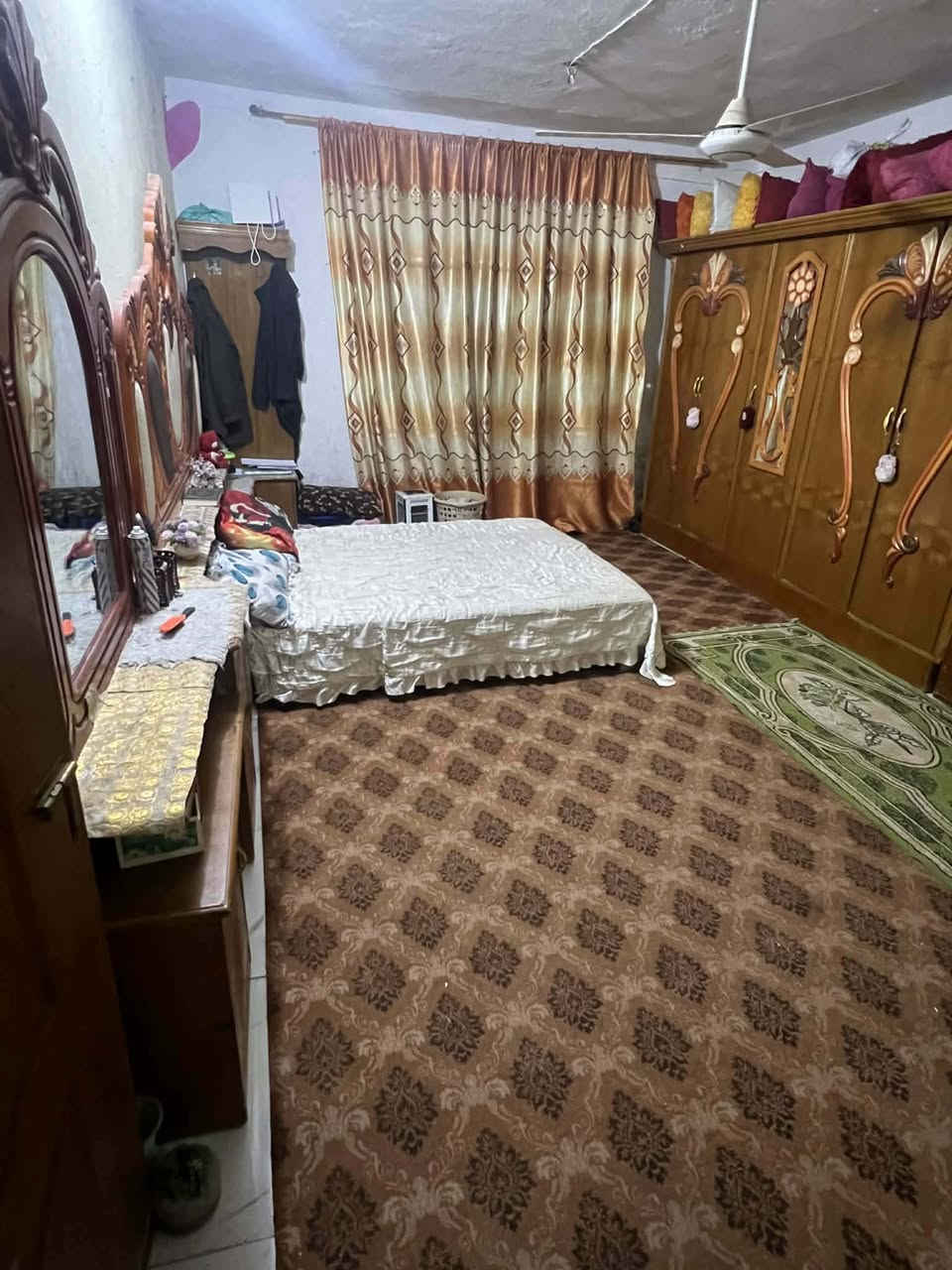 بيت زراعي 210 م  بزويريجات بدايه شارع الزنابره يم بيت سيد غافل صب مسلح قاط واحد غرفتين وصاله ومطبخ واستقبال وحوش بي معاملة بالبلدية البيت سيراميك وجاهز السعر وباقي التفاصيل اتصال ***********
