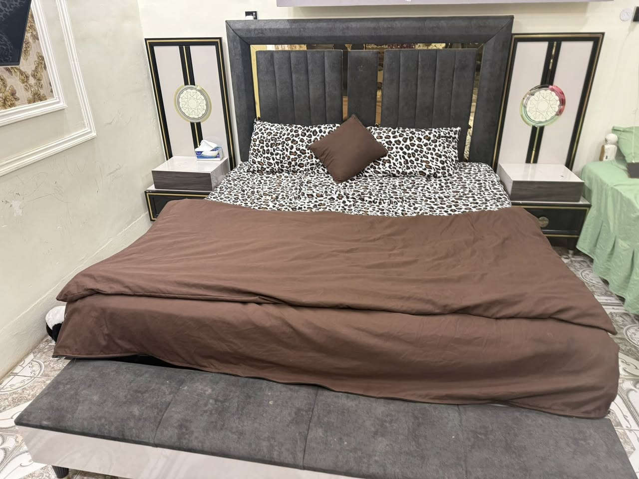 السلام عليكم
غرفه للبيع 8قطع للبيع
نضيفه جدا 
السعر٧٠٠وبيه مجال للشراي 
لاستفسار الاتصال على الرقم***********
